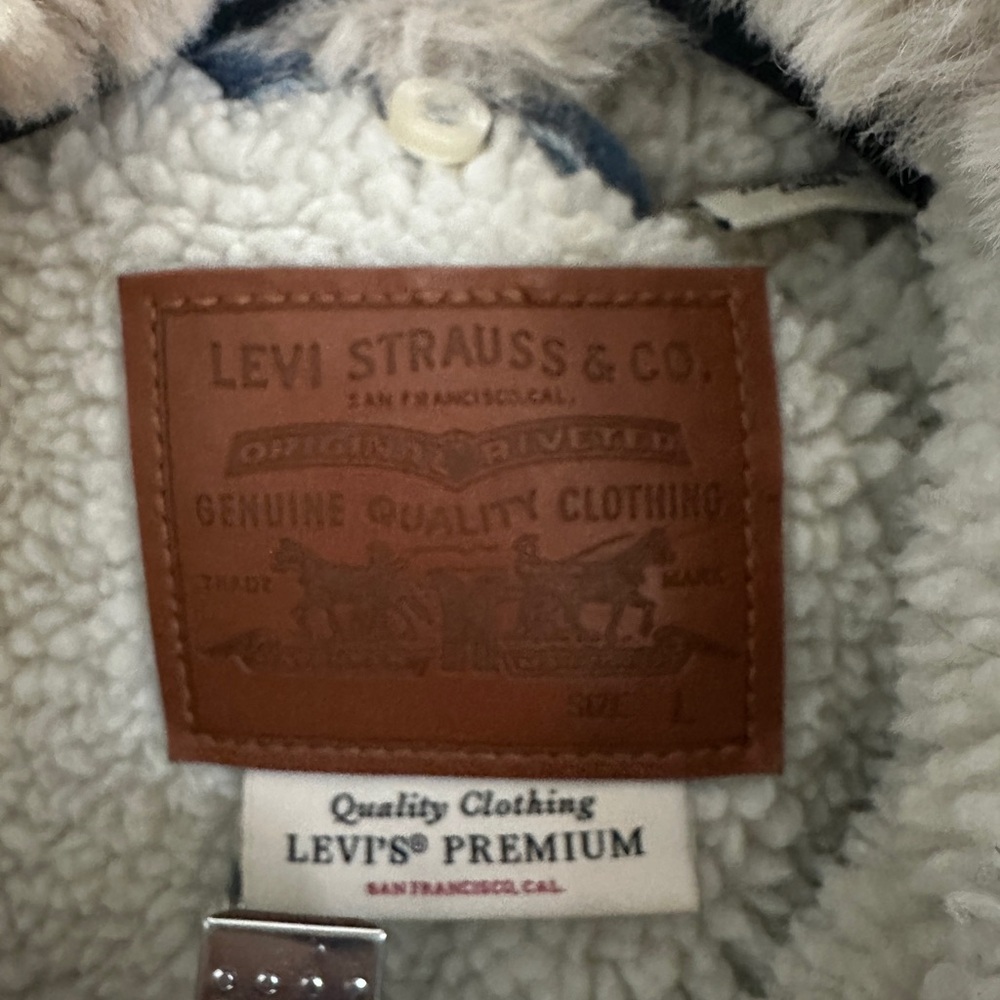Levi's Light Blue Denim Jacket with Cream Faux Fur Collar - Picture 6 of 6